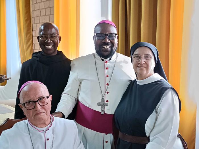 Il-vescovo-Qairos-P-Dani-osb-il-vescovo-Zefirino-e-md-Manuela