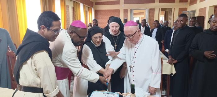 PMaxi-i-due-vescovi-e-le-due-madri